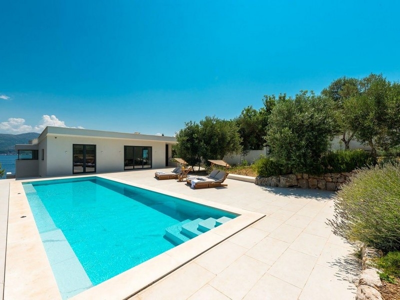 Piscina con solarium e casa della piscina