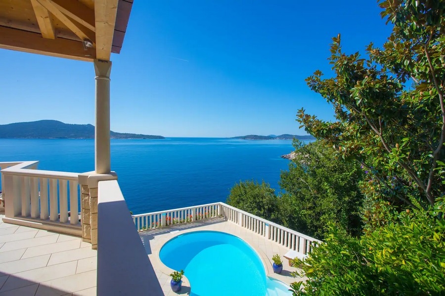 Vista dalla loggia sulla piscina e sulle isole