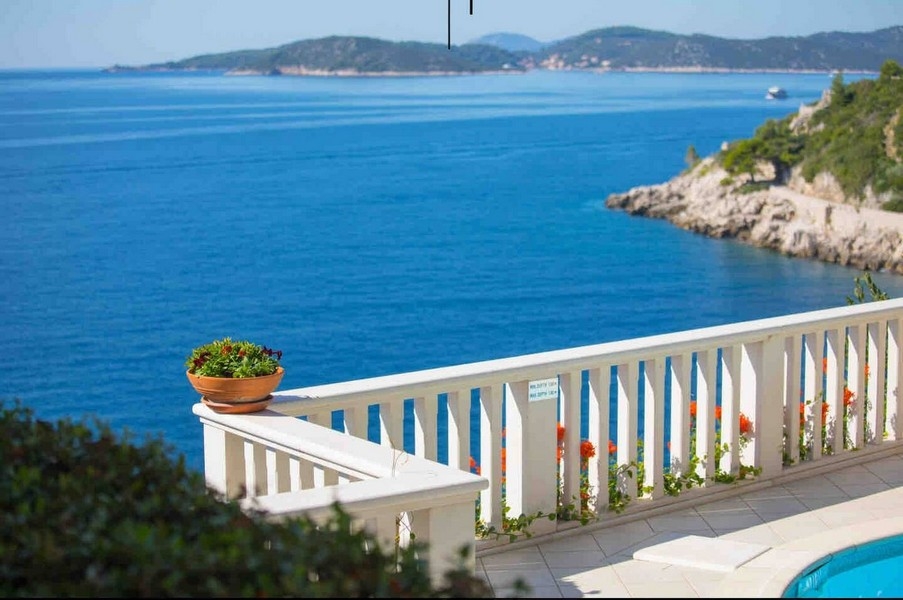 Terrazza con vista mare e decorazioni floreali
