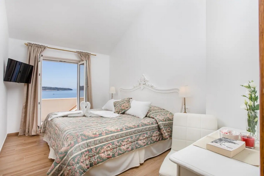 Camera da letto con letto matrimoniale e vista mare