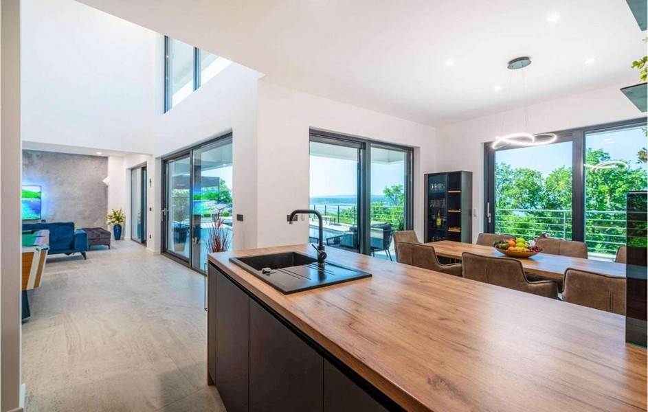 Cucina e zona pranzo con accesso alla terrazza