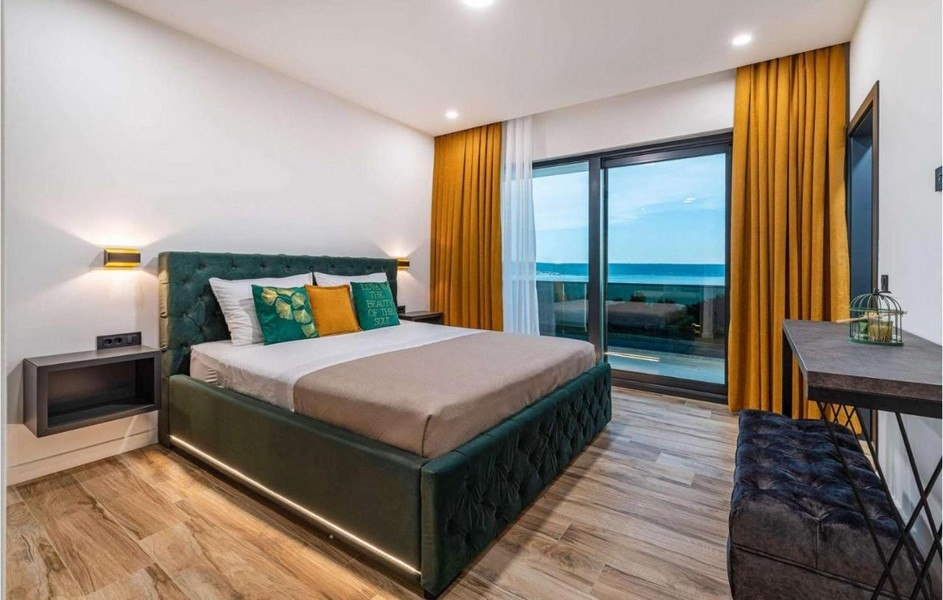 Camera da letto con letto matrimoniale e vista mare