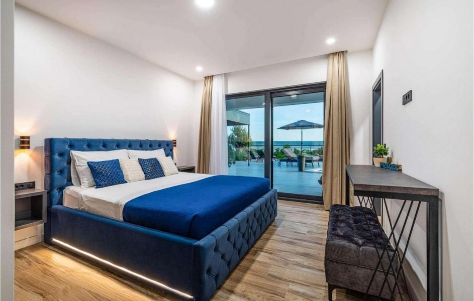 Camera da letto moderna con terrazza e vista sulla piscina