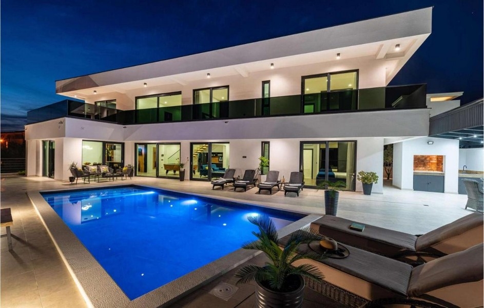 Villa moderna in Croazia con piscina di notte