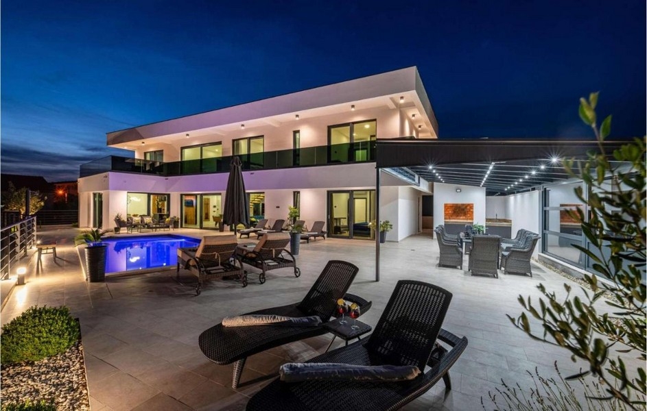 Villa di lusso con terrazza della piscina e zona pranzo coperta