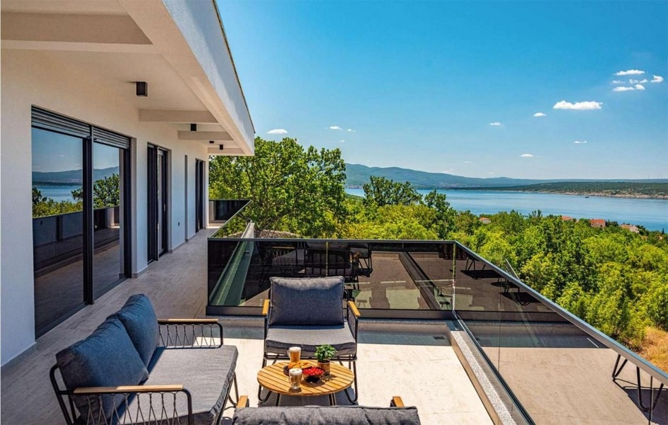 Terrazza con vista mare e mobili da esterno