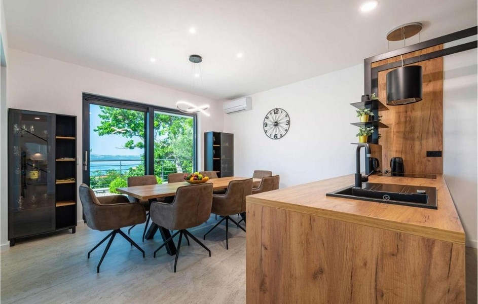 Zona pranzo con tavolo in legno e vista mare