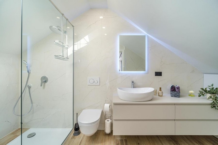 Bagno moderno con doccia e lavabo