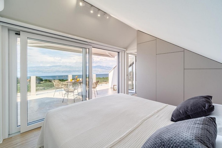 Camera da letto al piano superiore con letto matrimoniale e accesso alla terrazza