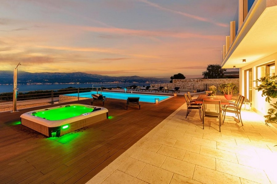 Terrazza con vasca idromassaggio e piscina, vista mare al tramonto