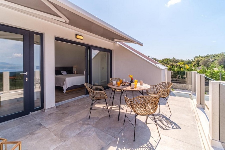 Terrazza superiore con zona salotto davanti alla camera da letto