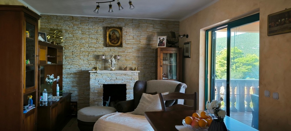 Soggiorno con camino e accesso al balcone