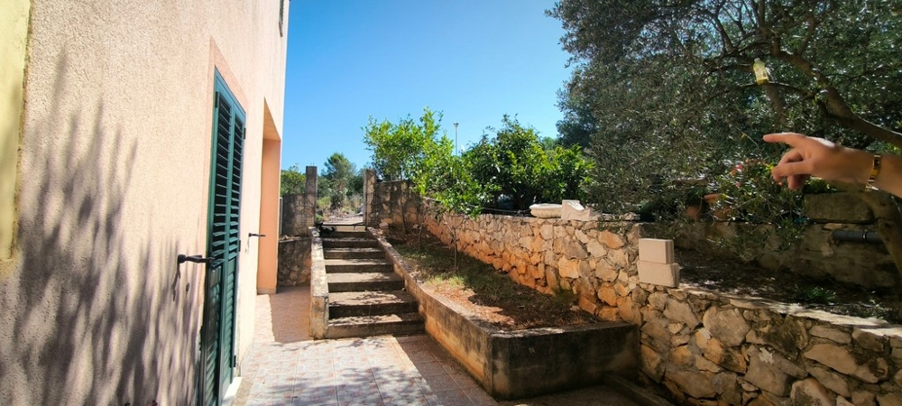 Scala esterna con muro in pietra e accesso alla casa
