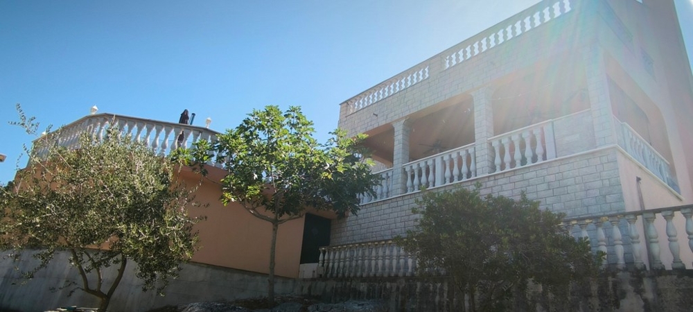 Casa in pietra con balcone e terrazza, vista esterna
