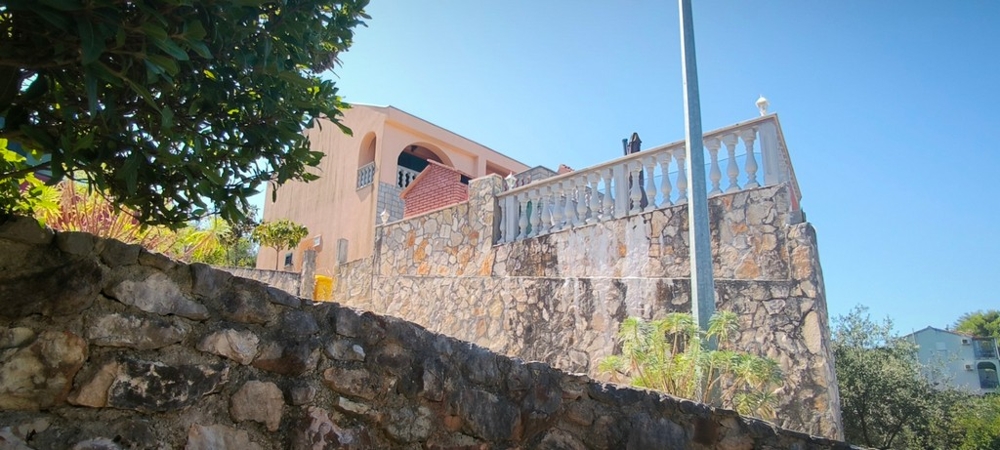 Casa su un muro in pietra rialzato con terrazza