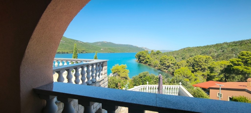 Vista mare attraverso l'arco della terrazza