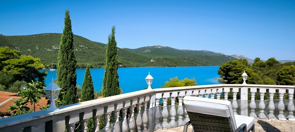 Terrazza con vista sul mare e sulle montagne