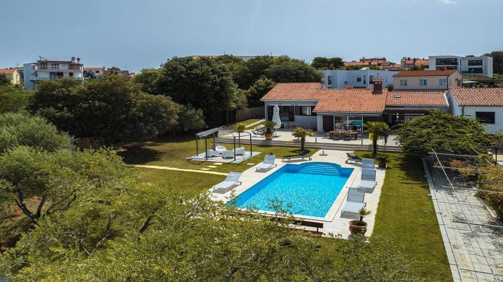 Veduta aerea di casa e piscina nel grande giardino