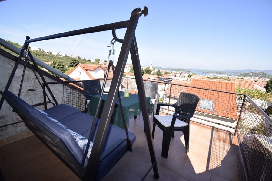 Terrazza sul tetto dell'immobile H3689 a Murter.