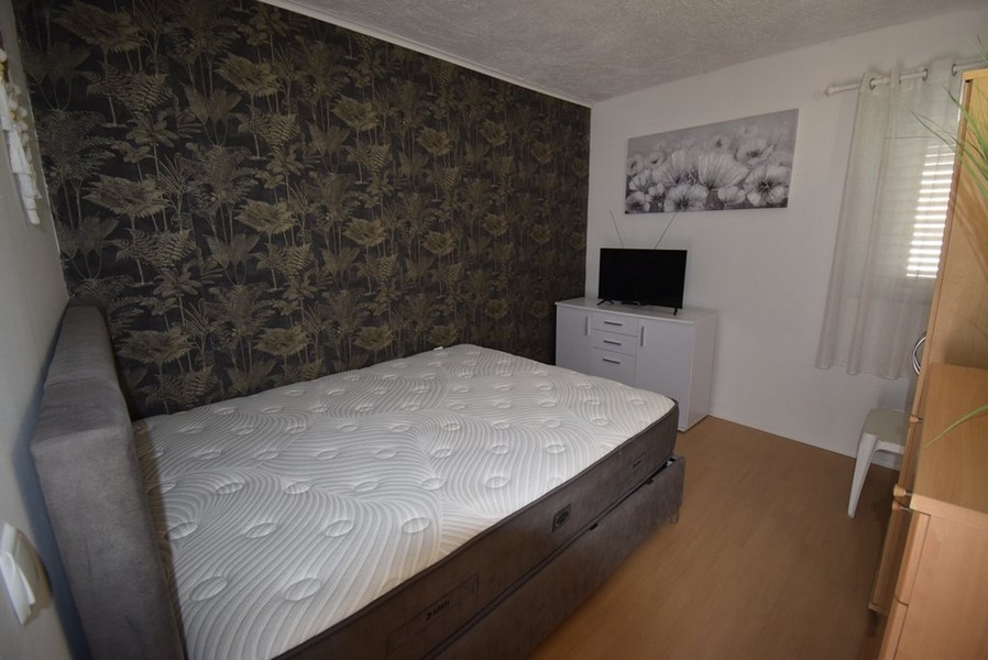 Camera da letto con letto matrimoniale e TV