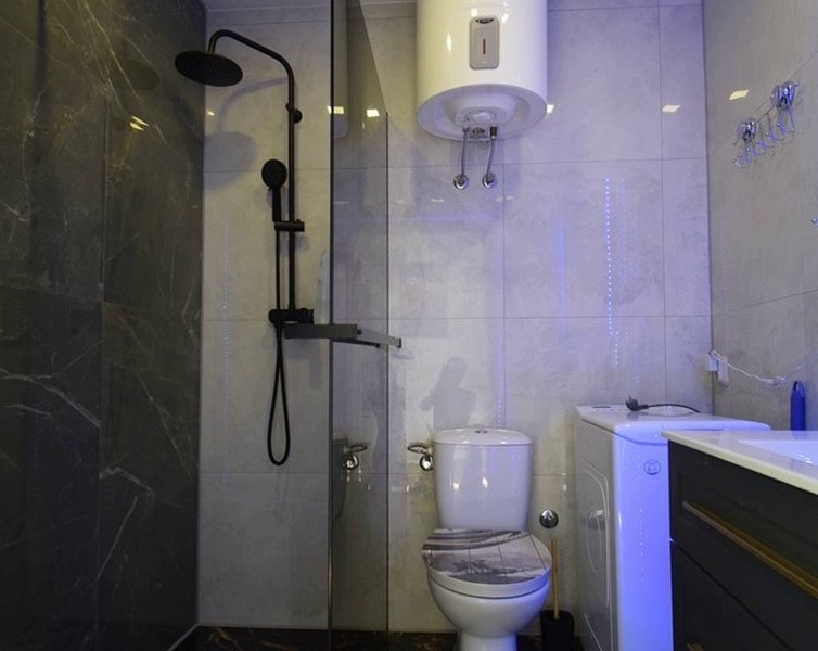 Bagno moderno con doccia e lavatrice