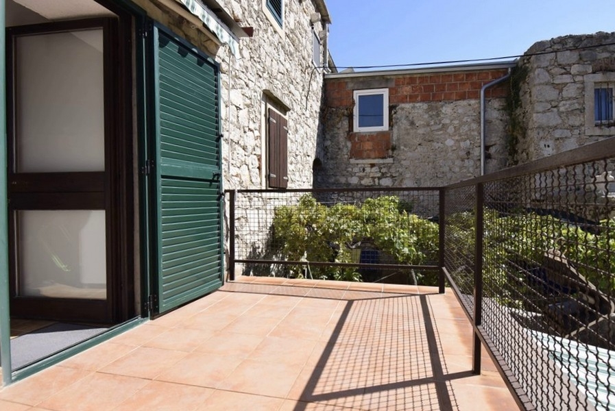 Terrazza della casa in pietra H3689, in vendita in Croazia.