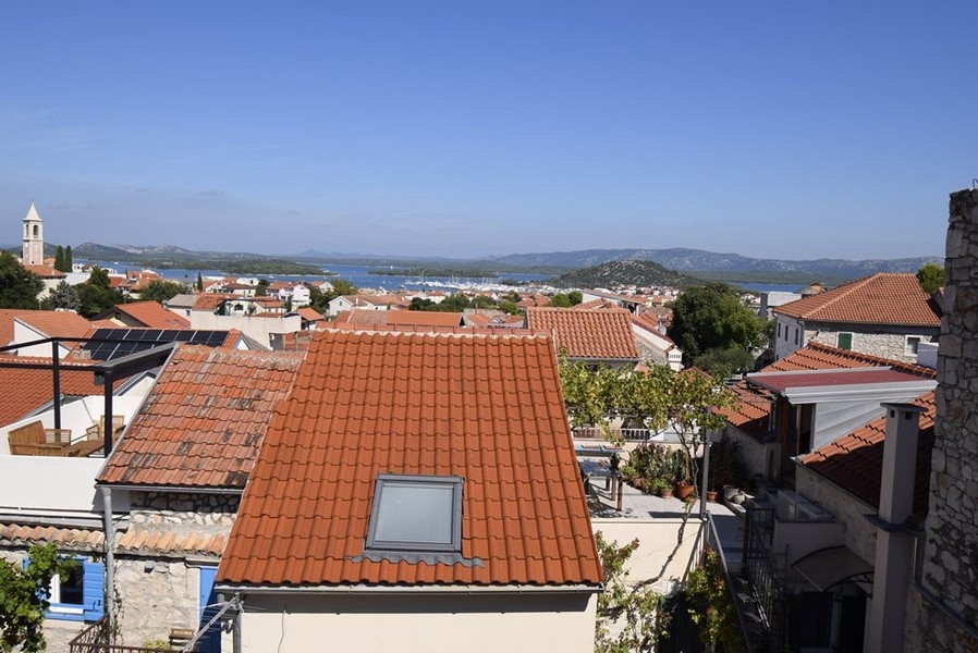 Vista sui tetti di tegole, sul porto e sul campanile