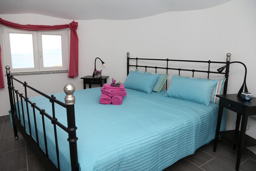 Camera da letto con letto matrimoniale e vista mare