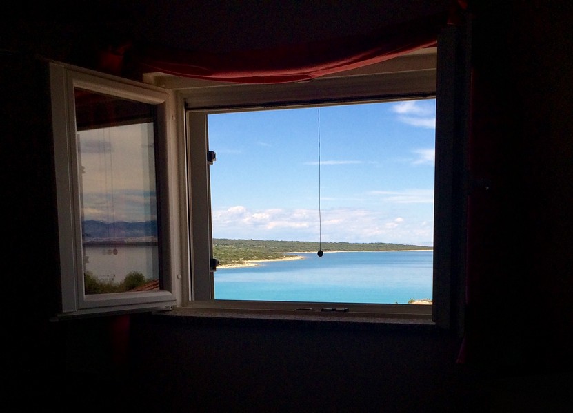Vista dalla finestra sulla costa e sul mare
