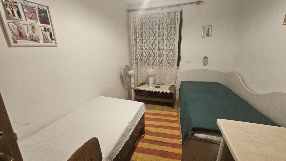 Camera da letto con due letti singoli e finestra