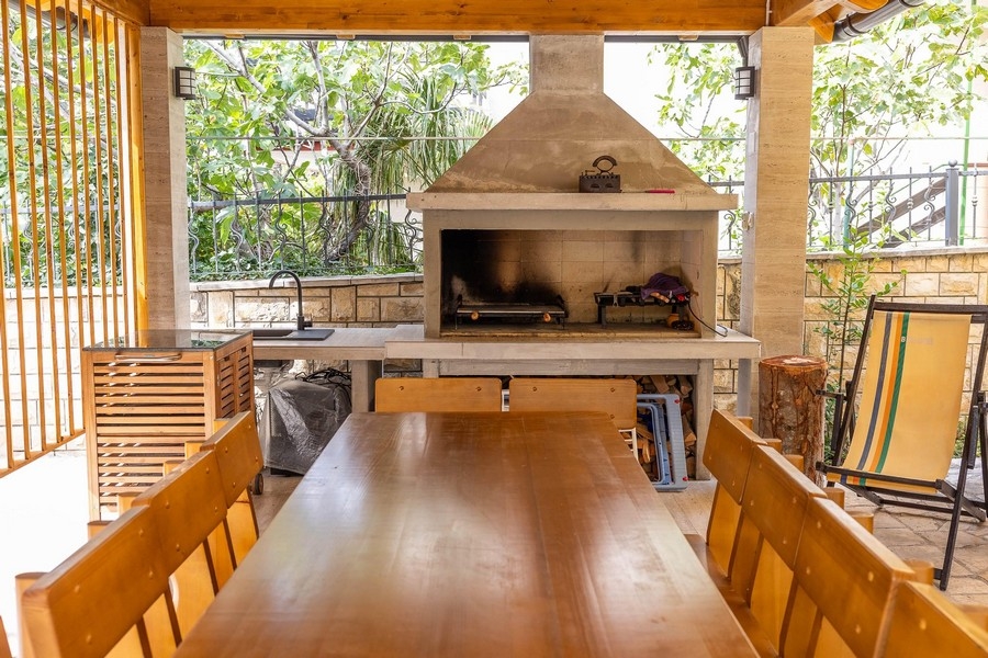 Terrazza coperta con grill in muratura e zona pranzo