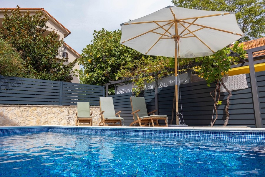 Piscina e terrazza dell'immobile H3702 a Selce vicino a Crikvenica