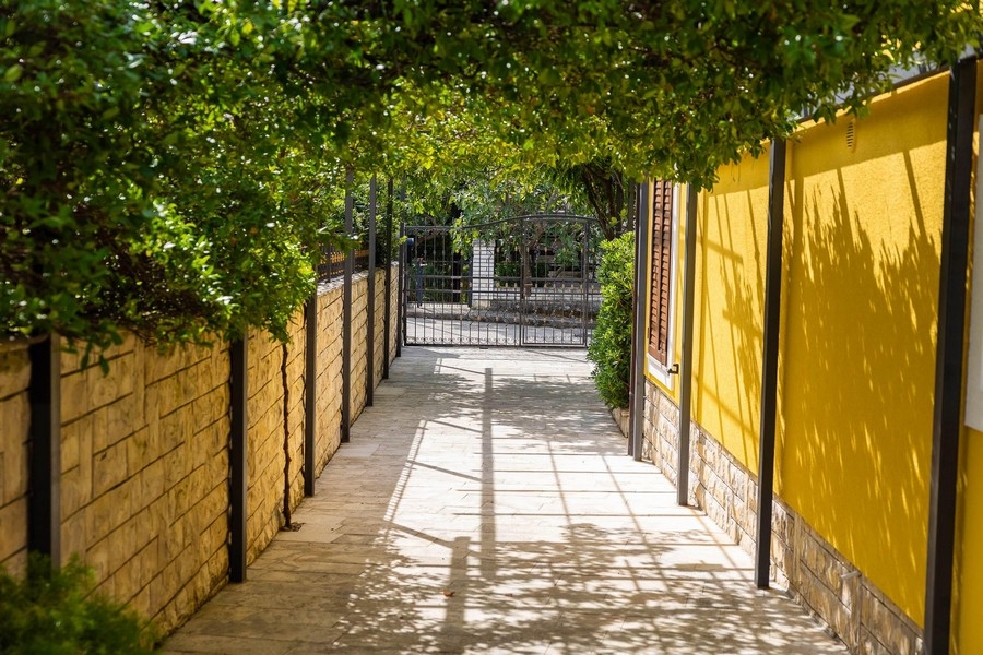 Ingresso con vialetto pavimentato e cancello