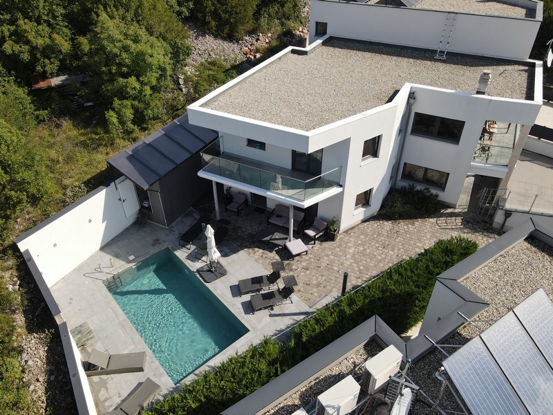 Villa a Crikvenica con piscina e pergola vista dall'alto