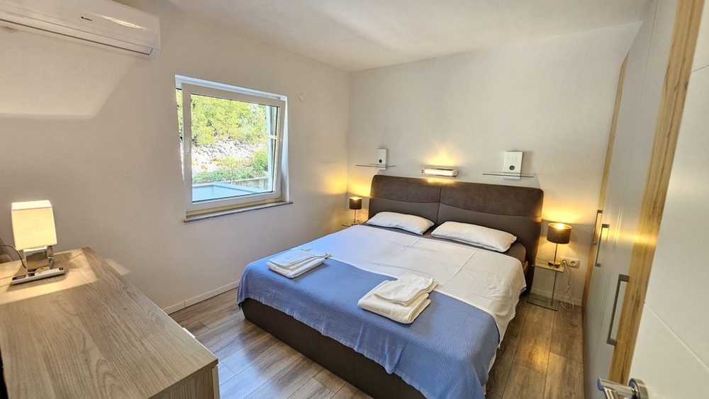 Camera da letto con letto matrimoniale e comodini