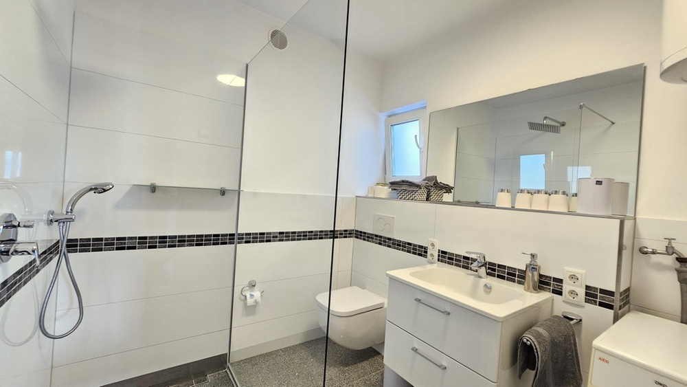 Bagno moderno con doccia e lavabo