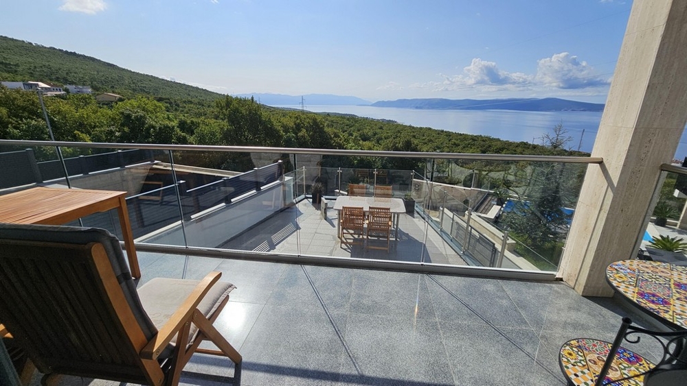 Balcone con vista mare e salotto