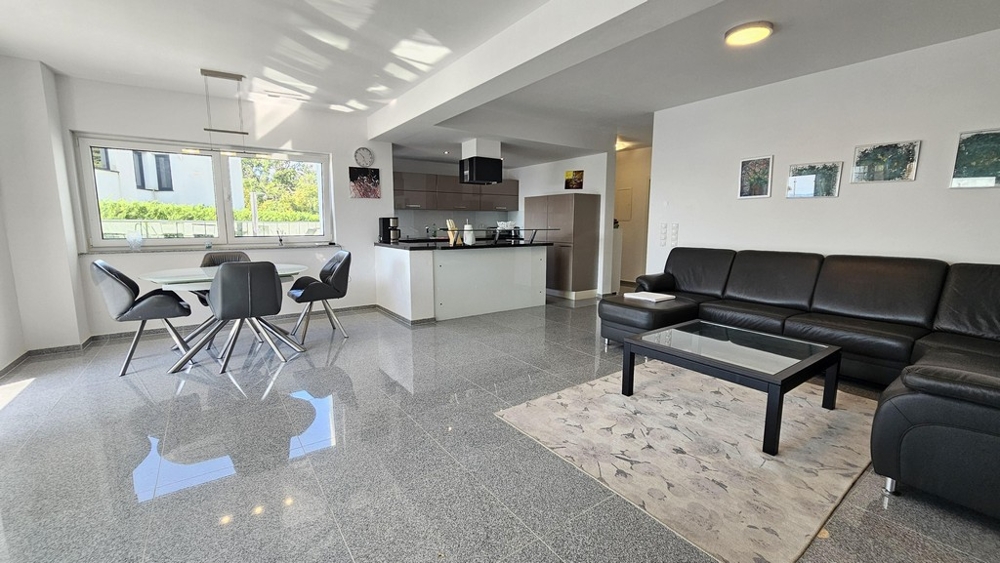 Cucina moderna con zona pranzo e zona giorno