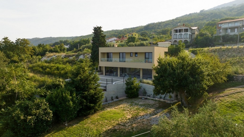 Villa moderna in posizione verde e tranquilla in Istria in vendita.