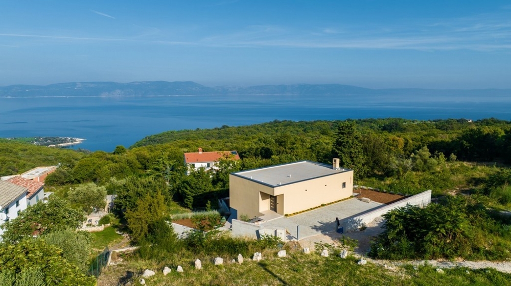 Vista aerea della casa con vista sul bosco fino al mare
