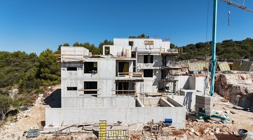 Grezzo di un edificio nuovo in Croazia con gru