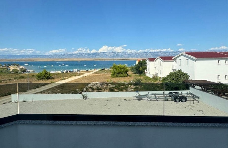 Vista dalla terrazza sulla baia bassa fino al Velebit