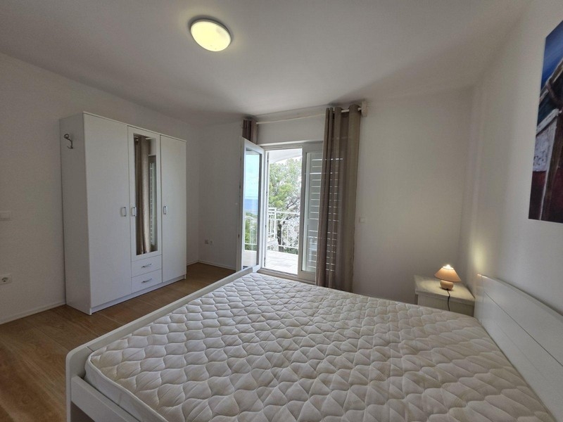 Camera da letto con letto matrimoniale e accesso al balcone