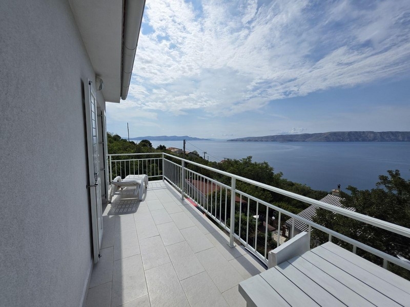 Terrazza con vista mare e lettino