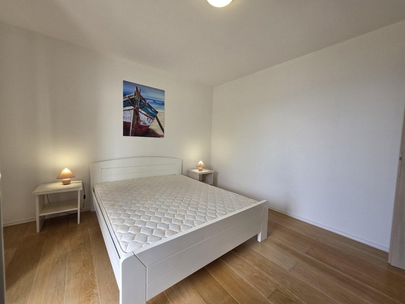 Camera da letto con letto matrimoniale e arredamento semplice
