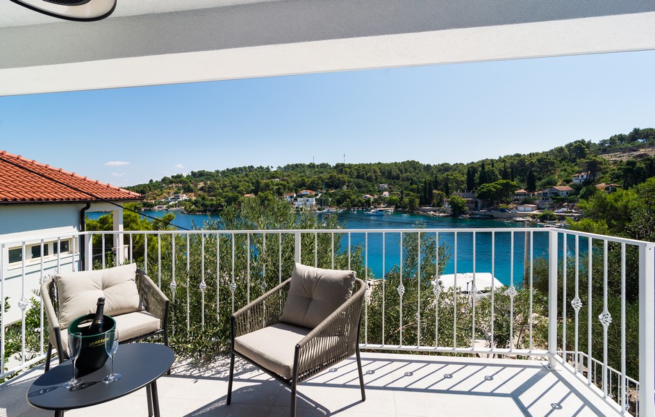 Casa direttamente sul mare in vendita a Solta, Dalmazia.