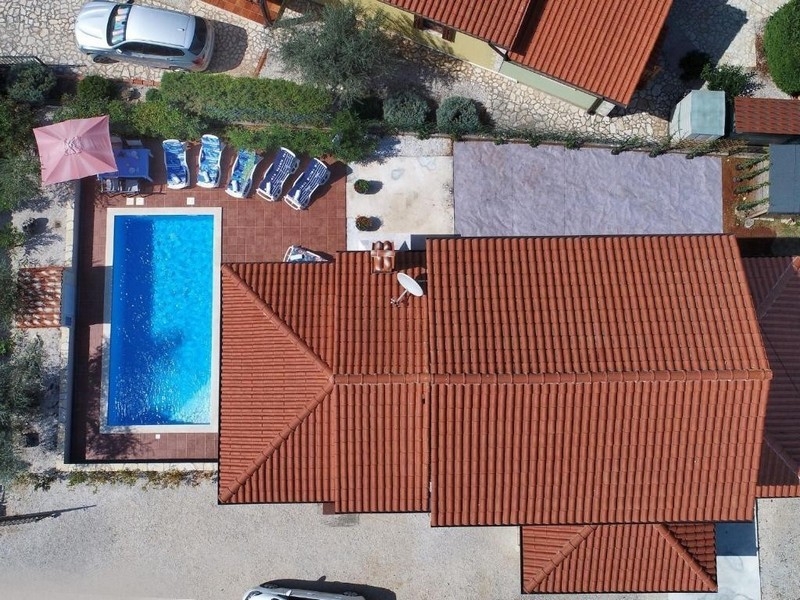 Dall'alto: casa con piscina in vendita in Istria.