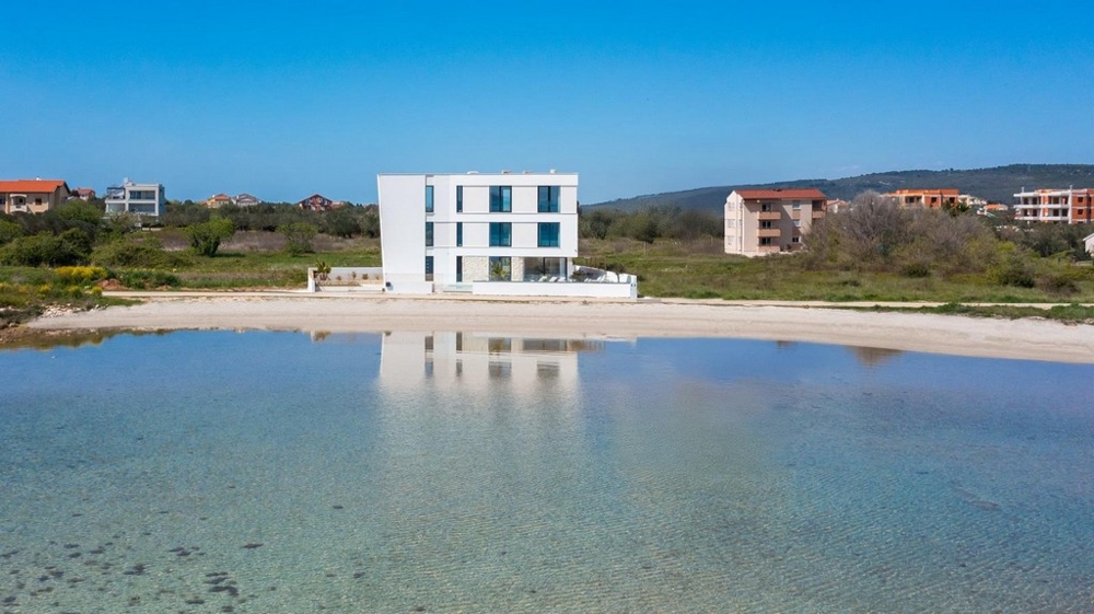 Villa direttamente sul mare in vendita in Croazia nella località di Sukosan.
