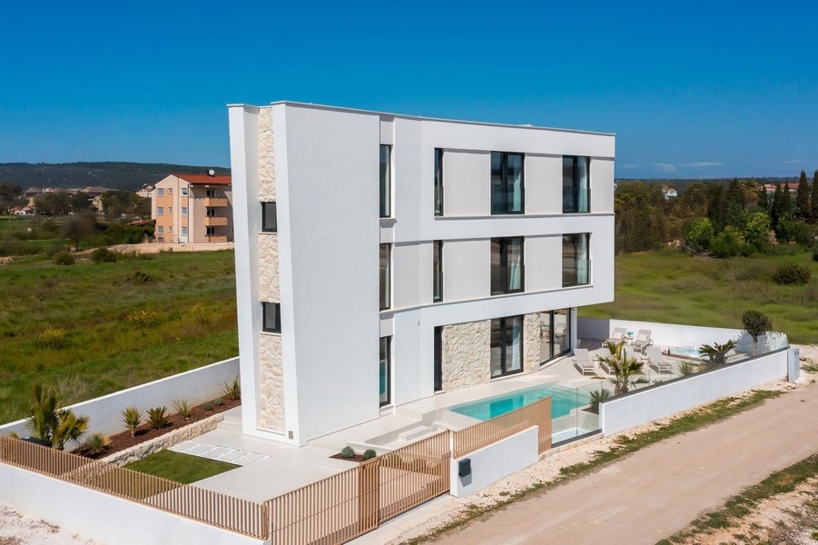 Villa a tre piani con fascia in pietra naturale e piscina vista dall'alto
