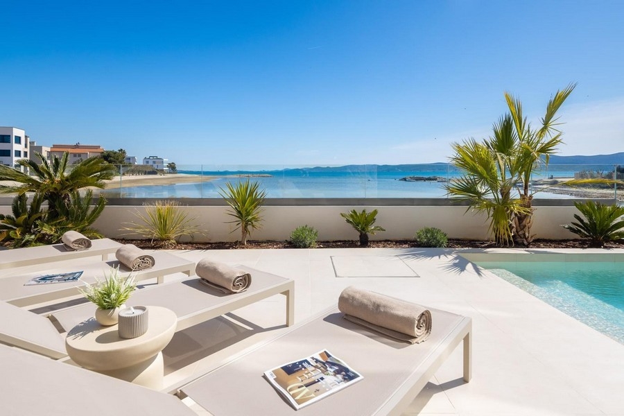 Terrazza con lettini moderni.